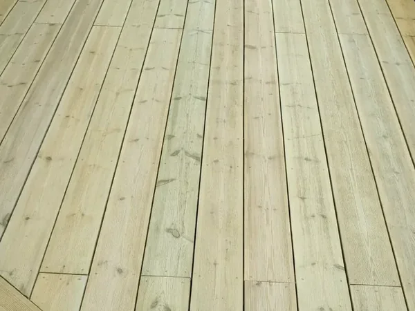 Couverture zinc et terrasses bois à Paris 14e, photo 6 sur 6 : terrasse bois sur plots pose lames en cours