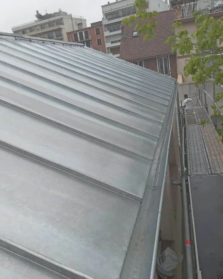 Couverture zinc à joint debout et fenêtre de toit à Colombes, vue du chantier terminé