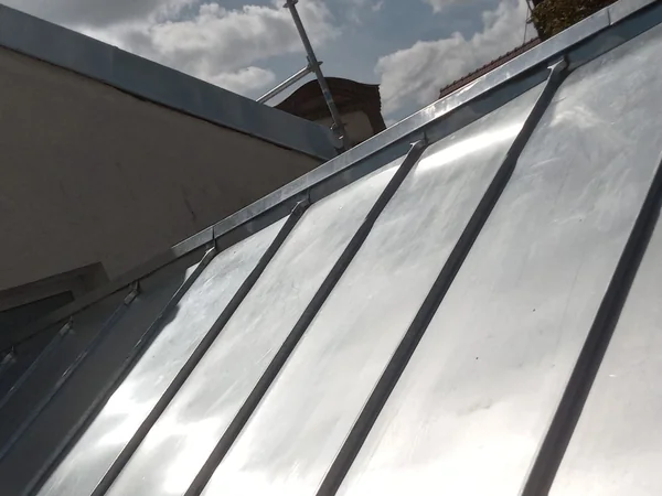 Fenêtre de toit intégrée dans la couverture zinc à joint debout à Colombes