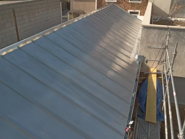 Bandes de zinc posées à joint debout sur le versant de la maison à Colombes, chantier en cours