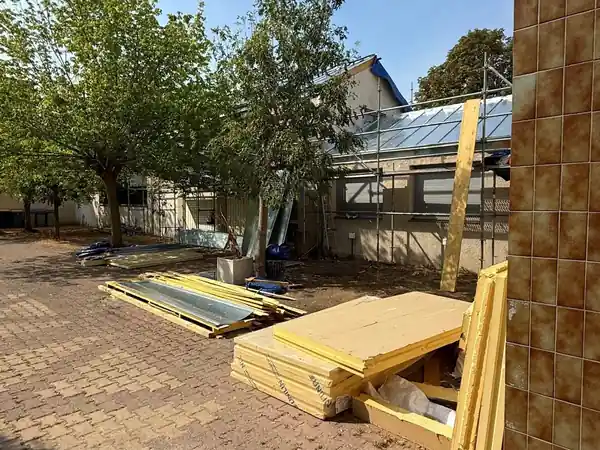 Échafaudage sur la façade de la maison à Colombes avant la rénovation de la couverture