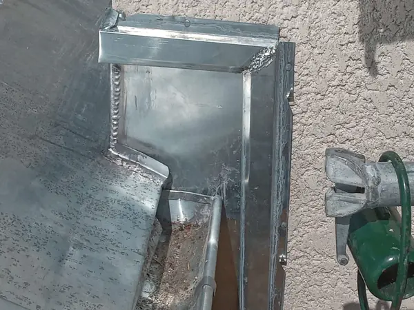 Détail de zinguerie façonnée sur mesure sur la couverture de Colombes