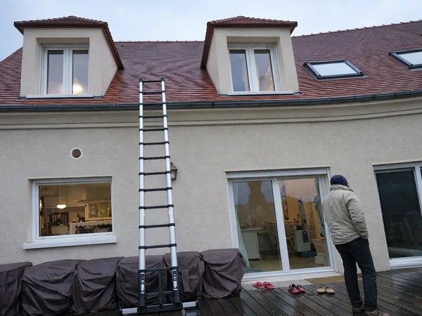 Création de VELUX sur toiture tuile à Rueil-Malmaison, photo 1 sur 3 : creation velux toiture tuile echelle facade