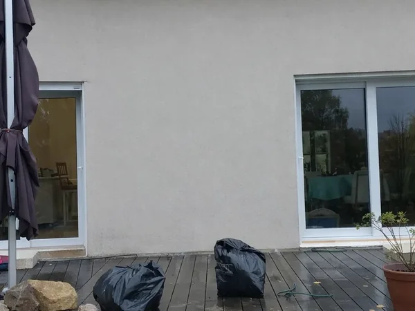 Création de VELUX sur toiture tuile à Rueil-Malmaison, photo 3 sur 3 : velux pose exterieur tuiles deposees jardin