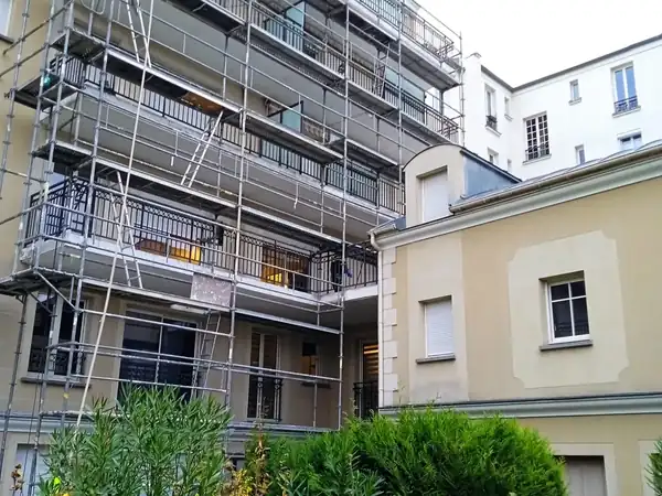 Étanchéité de balcons en copropriété à Paris 3e, photo 7 sur 12 : balcons echafaudage cour interieure