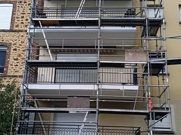 Étanchéité de balcons en copropriété à Paris 3e, photo 8 sur 12 : balcons echafaudage facade rue chantier