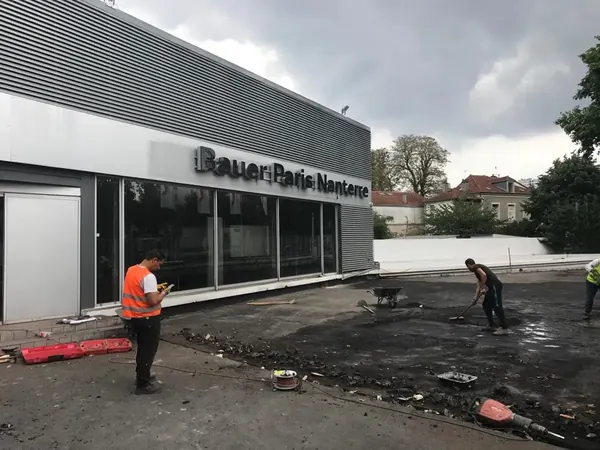 Étanchéité de toit terrasse d'une concession automobile à Nanterre, photo 1 sur 13 : concession depose etancheite gravats compagnons