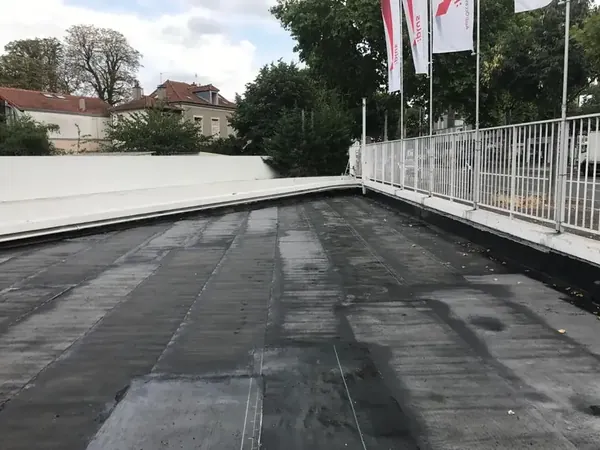 Étanchéité de toit terrasse d'une concession automobile à Nanterre, photo 2 sur 13 : concession etancheite finie vue drapeaux