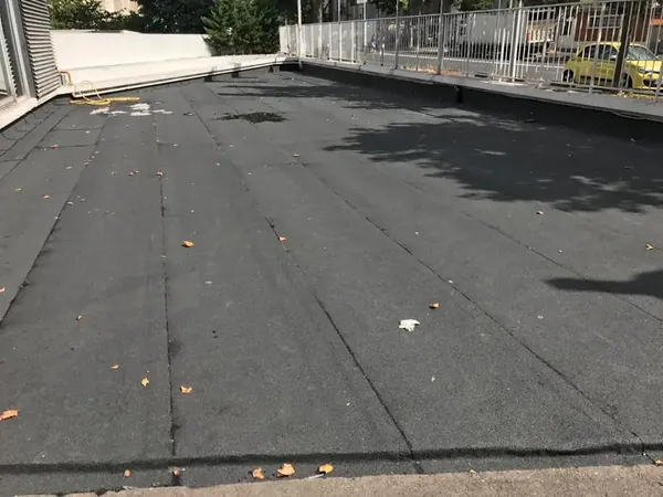 Étanchéité de toit terrasse d'une concession automobile à Nanterre, photo 3 sur 13 : concession etancheite finie vue ensemble