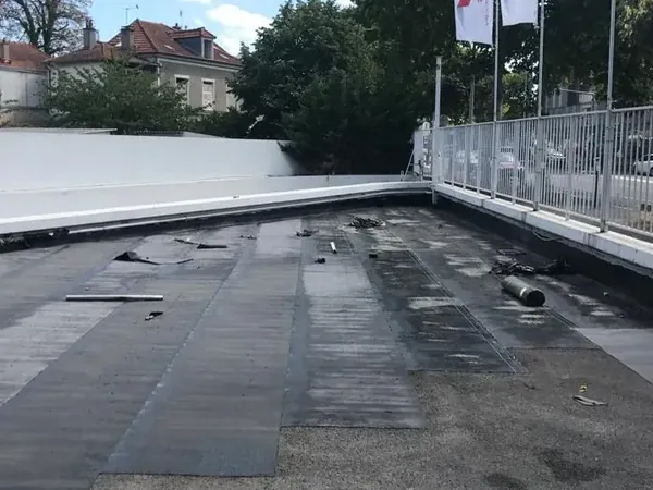 Étanchéité de toit terrasse d'une concession automobile à Nanterre, photo 4 sur 13 : concession membrane pose en cours acroteres