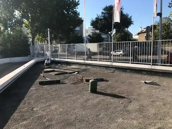 Étanchéité de toit terrasse d'une concession automobile à Nanterre, photo 6 sur 13 : concession pose membrane chalumeau gaz propane
