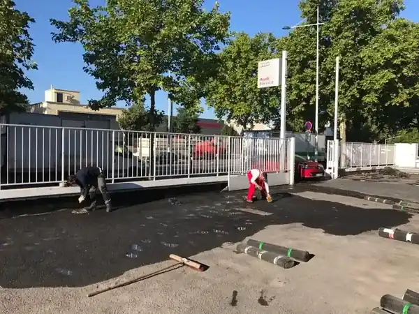 Étanchéité de toit terrasse d'une concession automobile à Nanterre, photo 9 sur 13 : concession compagnons preparation rouleaux