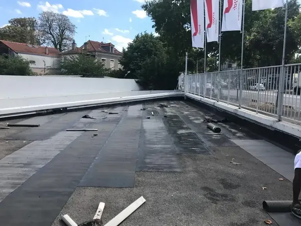 Étanchéité de toit terrasse d'une concession automobile à Nanterre, photo 11 sur 13 : concession membrane pose en cours acroteres