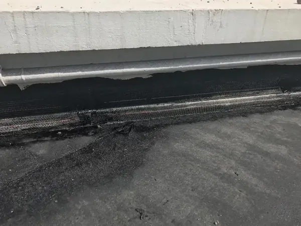 Étanchéité de toit terrasse d'une concession automobile à Nanterre, photo 12 sur 13 : concession releve bitumineux acrotere detail
