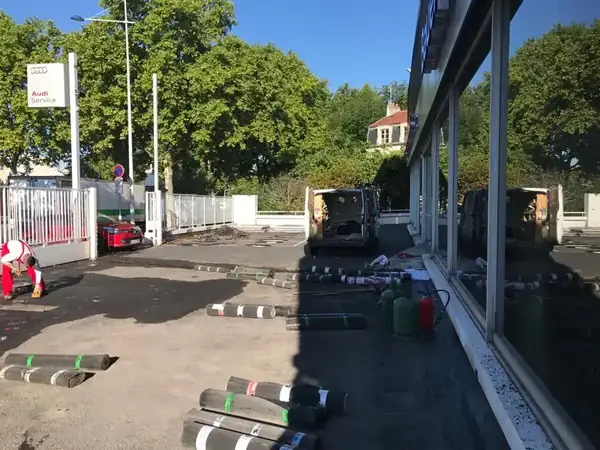 Étanchéité de toit terrasse d'une concession automobile à Nanterre, photo 13 sur 13 : concession rouleaux  utilitaire fpe