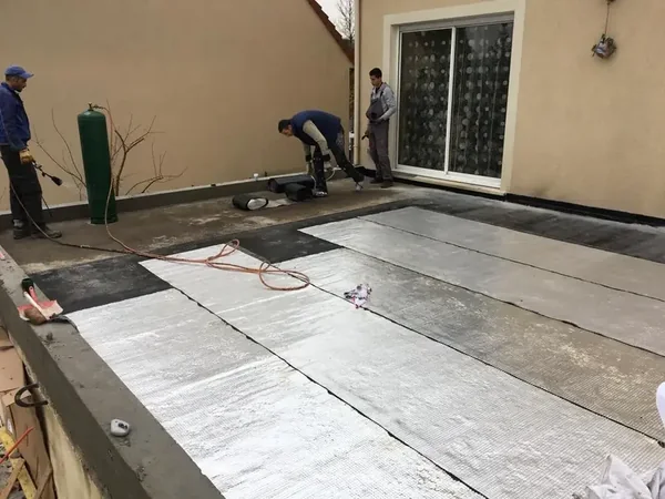 Étanchéité de terrasse et de toit plat à Chatou, photo 13 sur 18 : etancheite terrasse chatou pose membrane bitumineuse