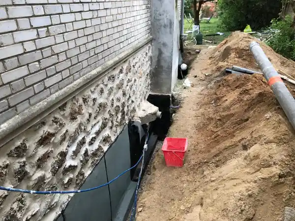 Application de l'étanchéité bitumineuse au pied d'un mur enterré, Nanterre