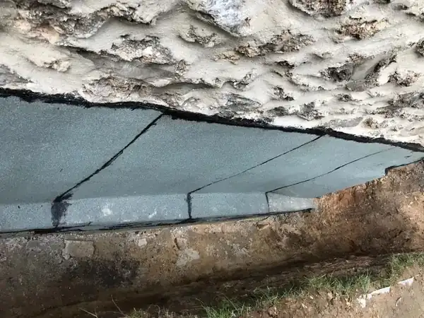 Étanchéité de mur enterré et drainage à Nanterre, photo 6 sur 13 : arase horizontale bitume semelle detail