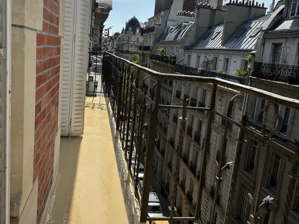 Étanchéité résine sur balcon à Paris 16e, photo 2 sur 3 : balcon filant resine finie garde corps
