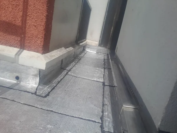 Étanchéité sous carrelage sur balcon à Paris 16e, photo 4 sur 7 : etancheite aluminium releves acrotere seuil