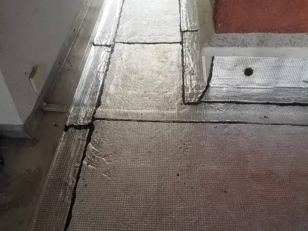 Étanchéité sous carrelage sur balcon à Paris 16e, photo 6 sur 7 : etancheite balcon vue longueur releves murs