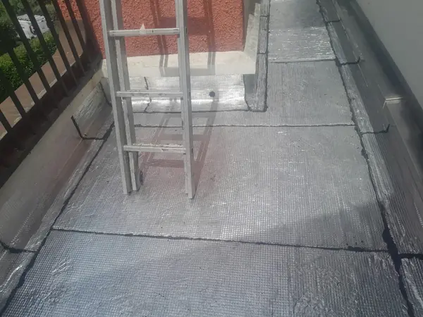 Étanchéité sous carrelage sur balcon à Paris 16e, photo 7 sur 7 : pose membrane bitumineuse aluminium autoprotegee