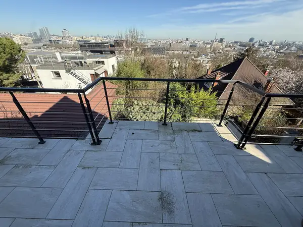 Terrasse de la maison à Meudon avant les travaux, ancien carrelage qui laissait passer l'eau