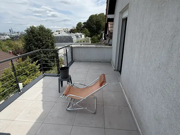 Terrasse en dalles sur plots le long de la façade de la maison à Meudon