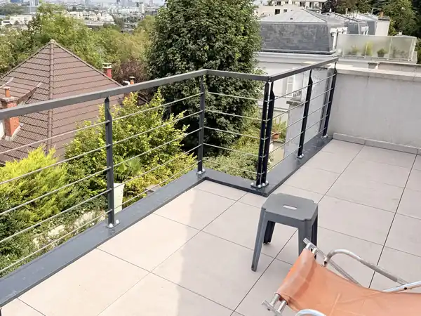 Terrasse en dalles sur plots terminée à Meudon, garde-corps remis en place
