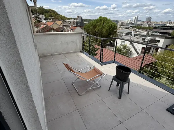 Terrasse à Meudon après travaux avec son salon de jardin sur les dalles neuves