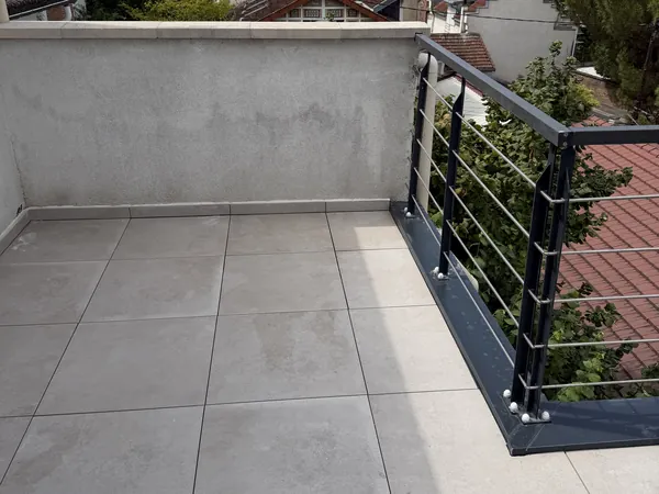 Terrasse terminée à Meudon, dalles de grès cérame sur plots et vue dégagée sur la vallée