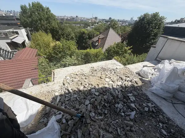 Dépose du carrelage et de la chape de la terrasse à Meudon, gravats en cours d'évacuation