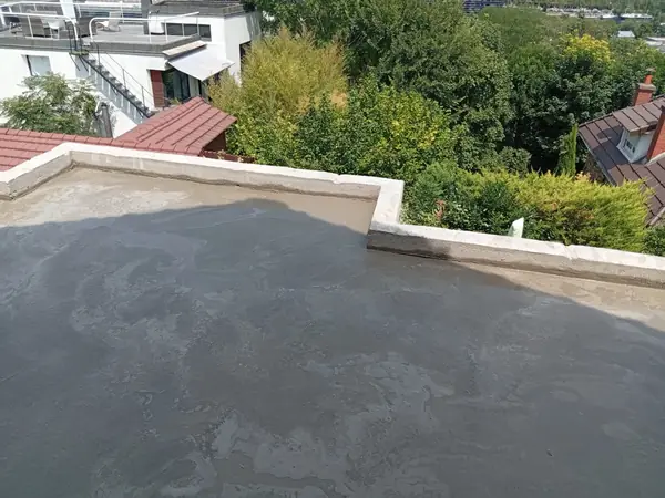 Membrane bitumineuse soudée sur la terrasse à Meudon, avant la pose des dalles
