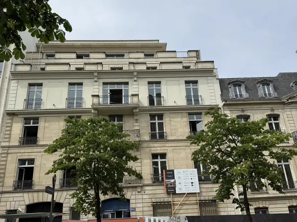 Façade de l'immeuble de l'avenue Hoche à Paris 8e, vue depuis la rue