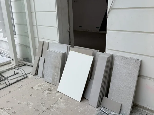 Dalles de pierre de la terrasse stockées sur place avant la repose, Paris 8e