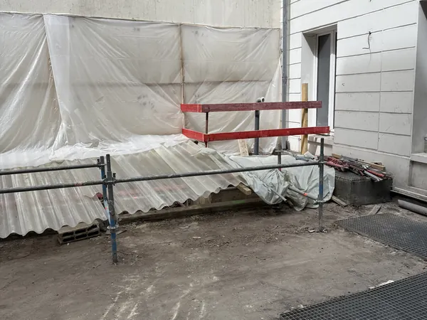 Terrasse de l'appartement à Paris 8e pendant les travaux, garde-corps et fenêtres hautes protégés