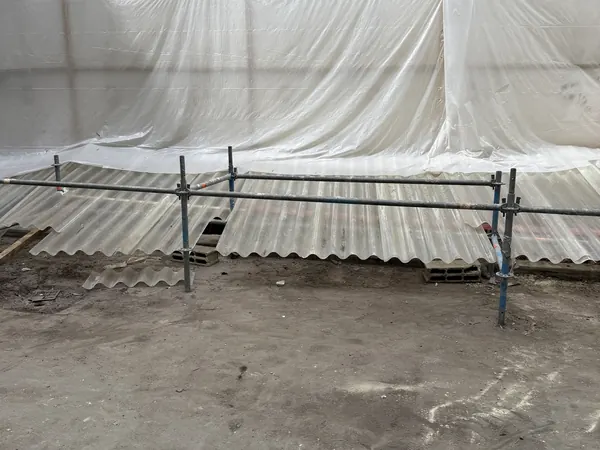 Mobilier de la terrasse protégé pendant les travaux d'étanchéité à Paris 8e