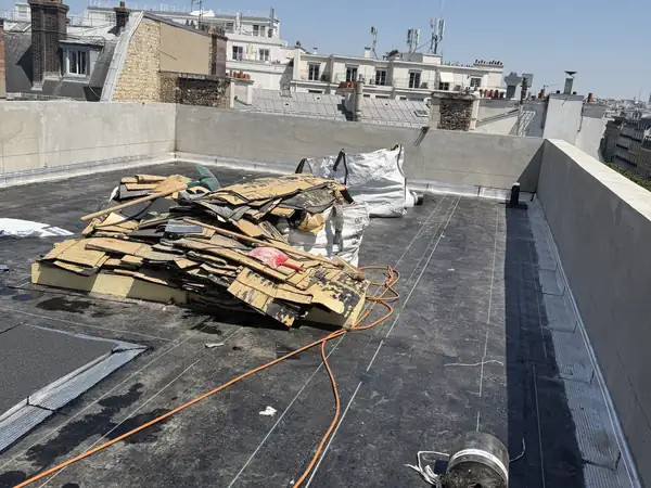 Toiture-terrasse de l'immeuble à Paris 8e pendant la préparation du support et l'évacuation des gravats