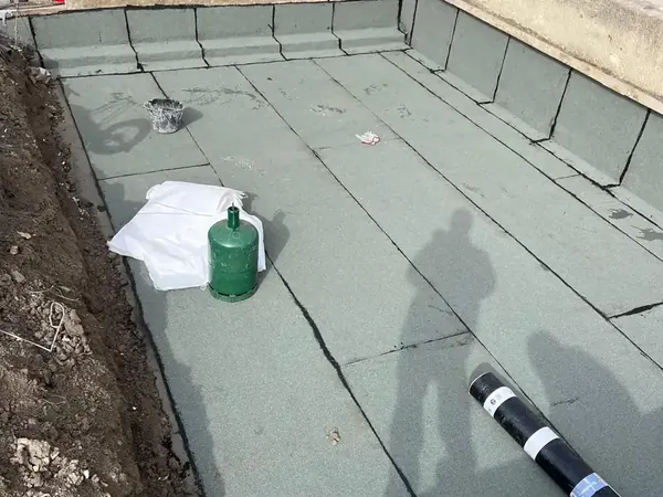 Étanchéité de terrasses en copropriété à Bois-Colombes, photo 3 sur 4 : etancheite bitumineuse petite terrasse releves