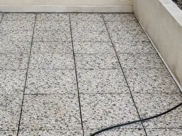 Terrasse de copropriété à Bois-Colombes après réfection, dalles et gravillons lavés