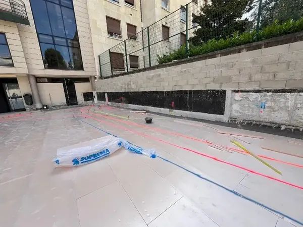 Étanchéité de toit terrasse d'une école à Neuilly-sur-Seine, photo 7 sur 14 : protection gravillon vue generale acroteres