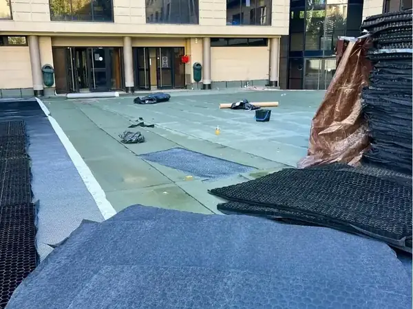 Étanchéité de toit terrasse d'une école à Neuilly-sur-Seine, photo 11 sur 14 : pose membrane nattes drainantes cour