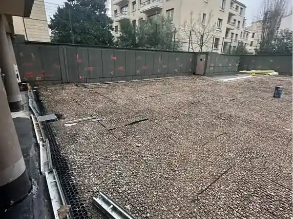 Étanchéité de toit terrasse d'une école à Neuilly-sur-Seine, photo 12 sur 14 : protection gravillon nattes drainantes toiture