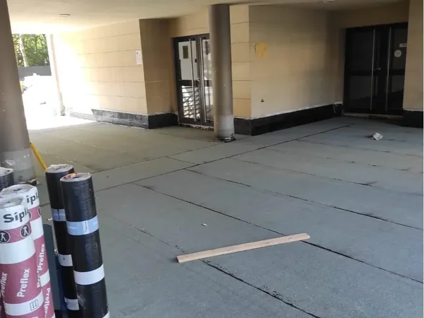 Étanchéité de toit terrasse d'une école à Neuilly-sur-Seine, photo 14 sur 14 : rouleaux membrane preflex stockage chantier