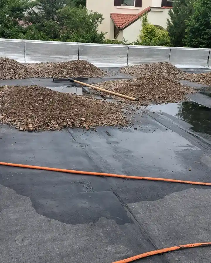 Étanchéité de toiture-terrasse sous gravillons à Enghien-les-Bains, vue du chantier terminé