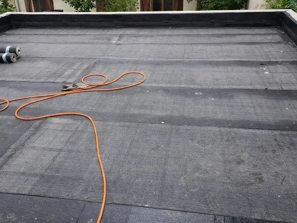 Étanchéité de toiture-terrasse sous gravillons à Enghien-les-Bains, photo 3 sur 9 : membrane bitumineuse releves acroteres