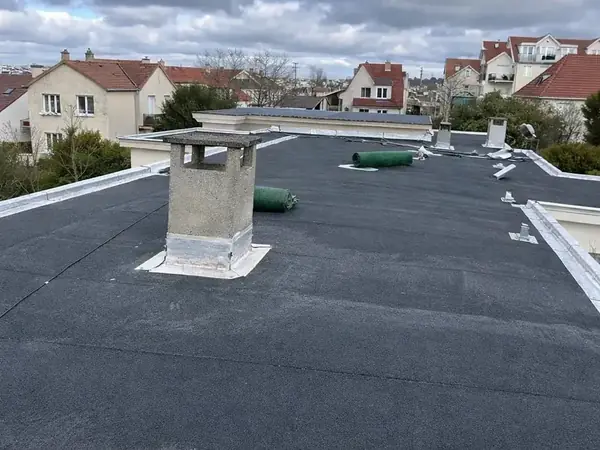Étanchéité de toiture-terrasse sous gravillons à Enghien-les-Bains, photo 4 sur 9 : pose membrane bitumineuse chalumeau
