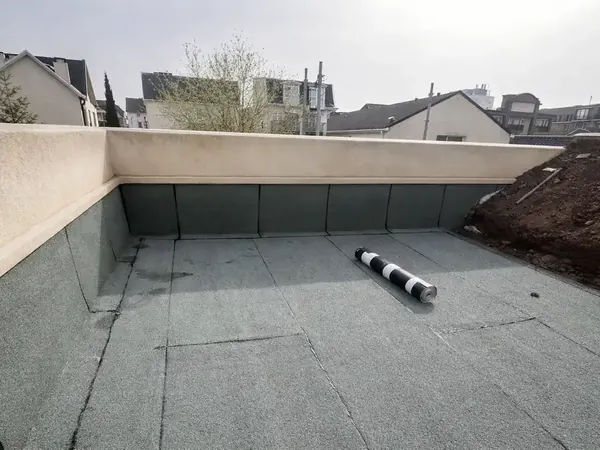 Étanchéité de toiture-terrasse sous gravillons à Enghien-les-Bains, photo 6 sur 9 : etancheite bitumineuse toiture terrasse acroteres