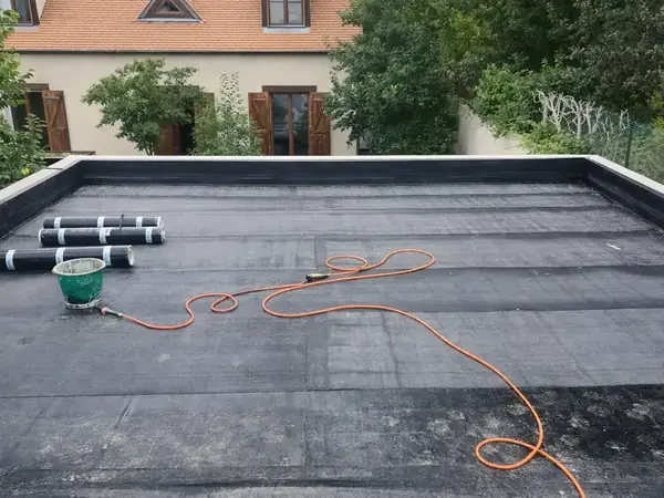 Étanchéité de toiture-terrasse sous gravillons à Enghien-les-Bains, photo 9 sur 9 : pose membrane bitumineuse chalumeau