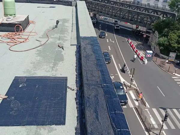 Membrane bitumineuse neuve et évacuations refaites sur la toiture-terrasse de l'hôtel à Suresnes